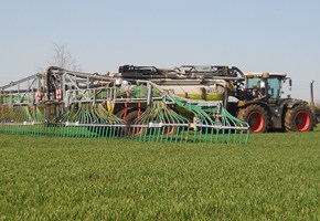 PAS110 accredited material being spread on farmland close to Agrivert's Cassington AD plant